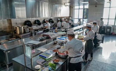 大廠年輕人涌向餐飲業 理性回歸還是新式內卷？